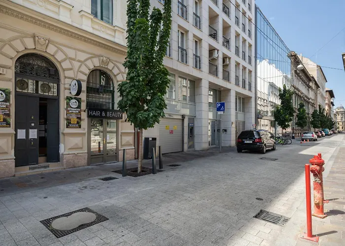 Moonlit Muse Budapesta