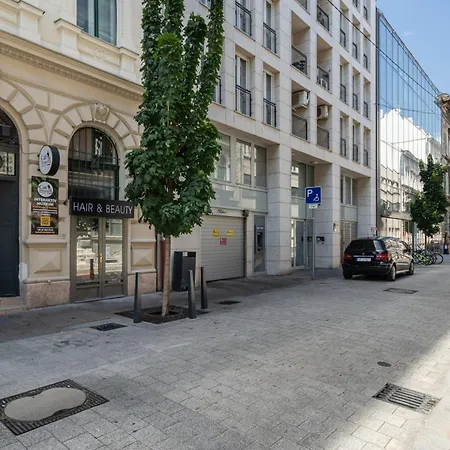 Moonlit Muse بودابست